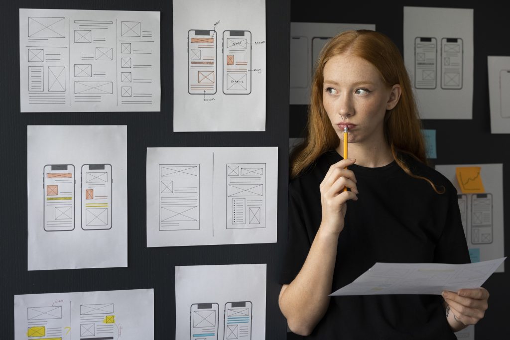 disenadora web femenina tomando notas oficina